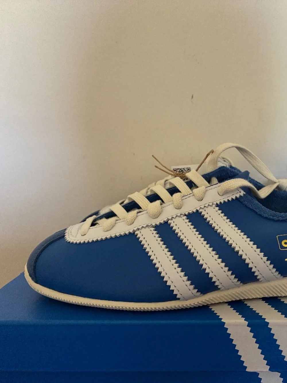 BNWT Men 5/Women 6 AdidasJapan Shoes - Bright Royal / Cloud White / Cream White